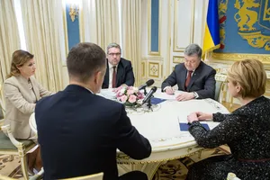 Порошенко просит Раду разрешить особым детям учиться в обычных школах