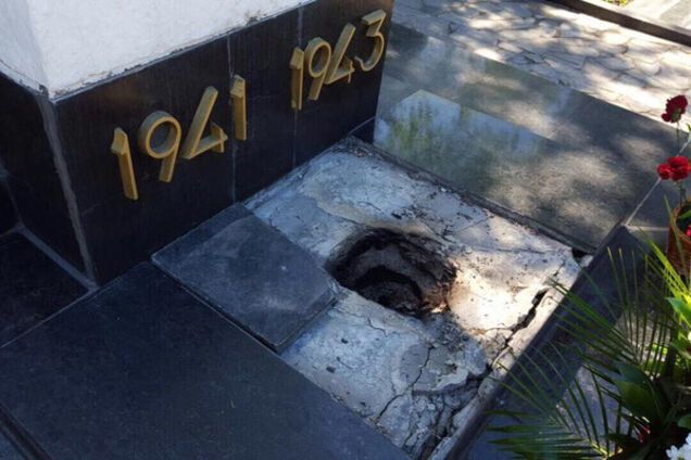 Осквернение братской могилы в Харькове