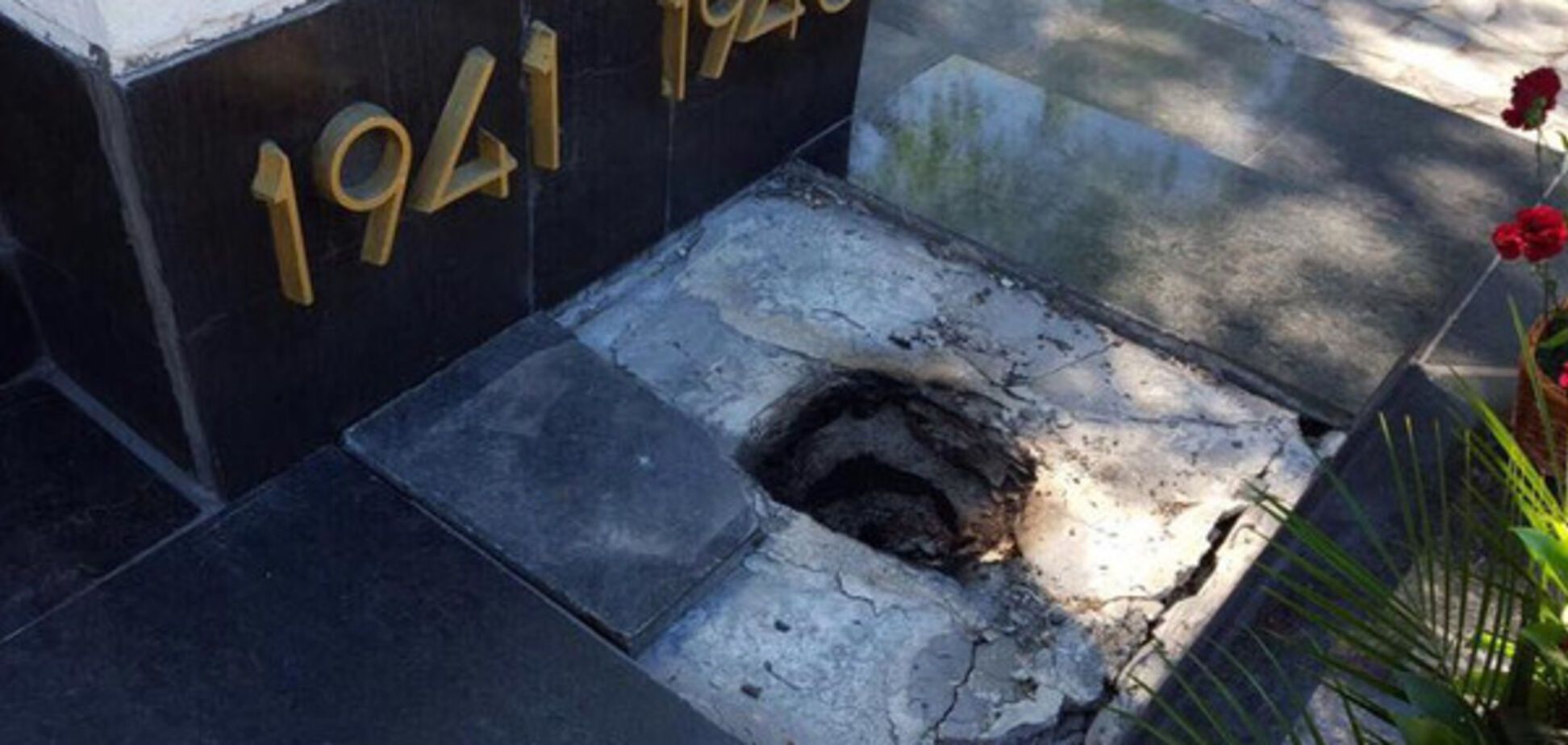 Осквернення братської могили в Харкові