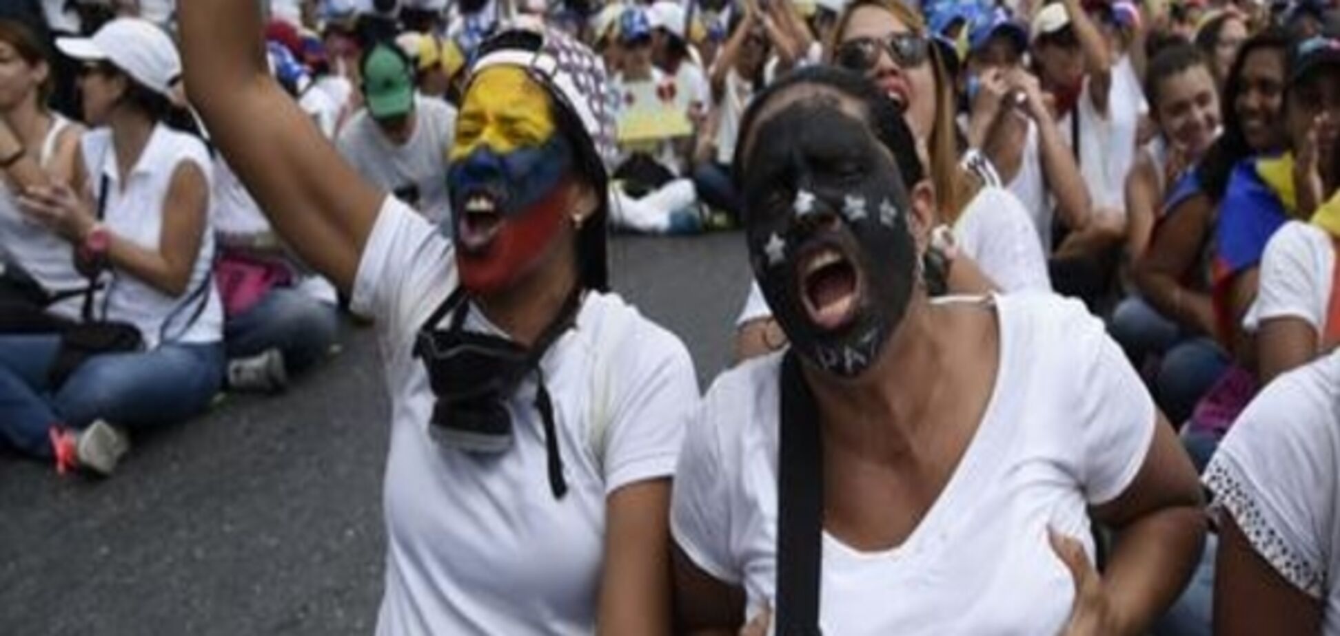 Жінки гупали в пательні та роздягалися на антиурядовому марші у Венесуелі