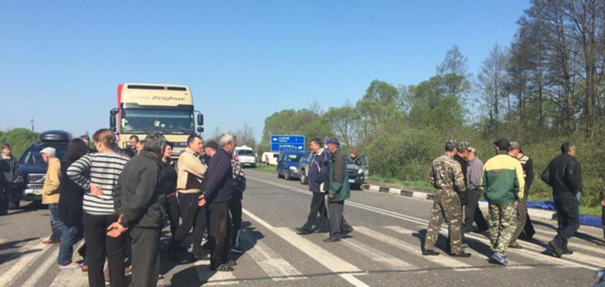 Уберите трупы! Селяне снова перекрыли международную трассу