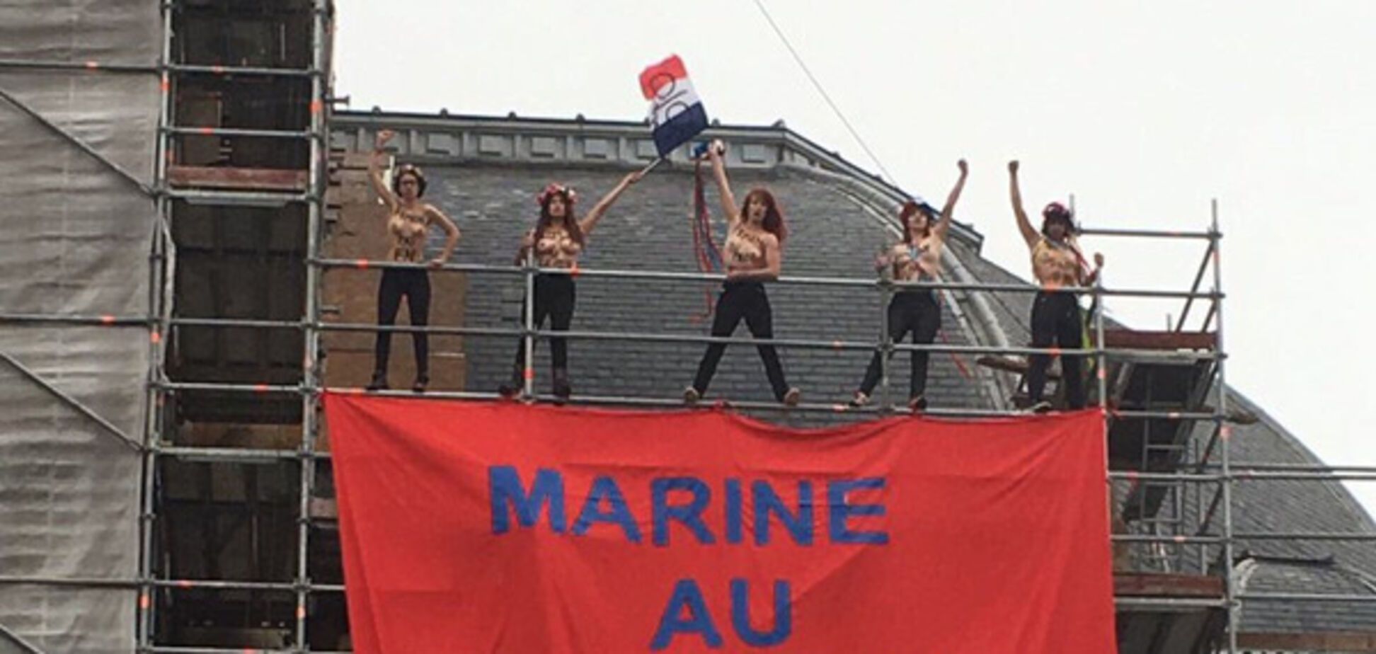 Femen устроили Ле Пен провокацию во время голосования: опубликованы фото