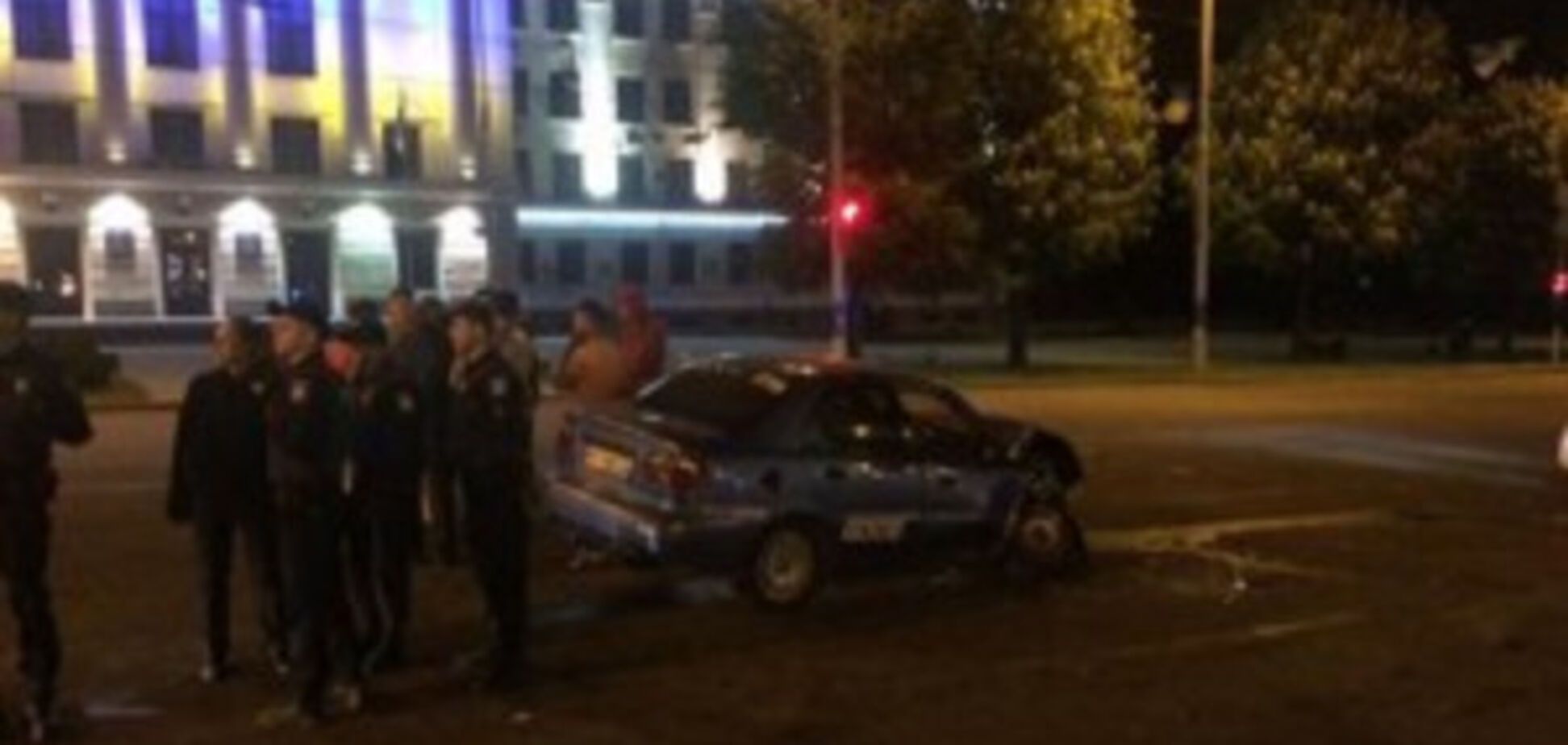 В результате серьезного ДТП у запорожской мэрии перевернулся автомобиль, есть пострадавшие (ФОТО)