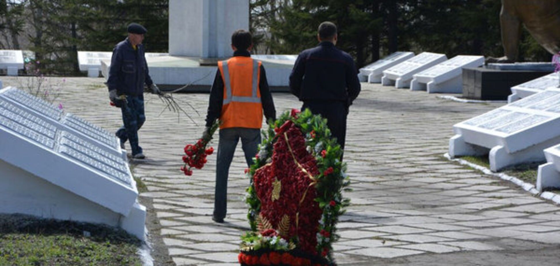 В России коммунальщики выбросили цветы