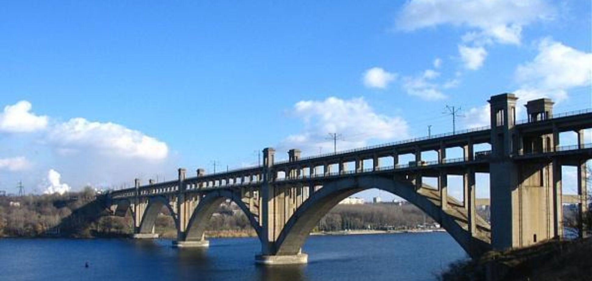 Неравнодушные запорожцы отговорили мужчину прыгать с моста Преображенского