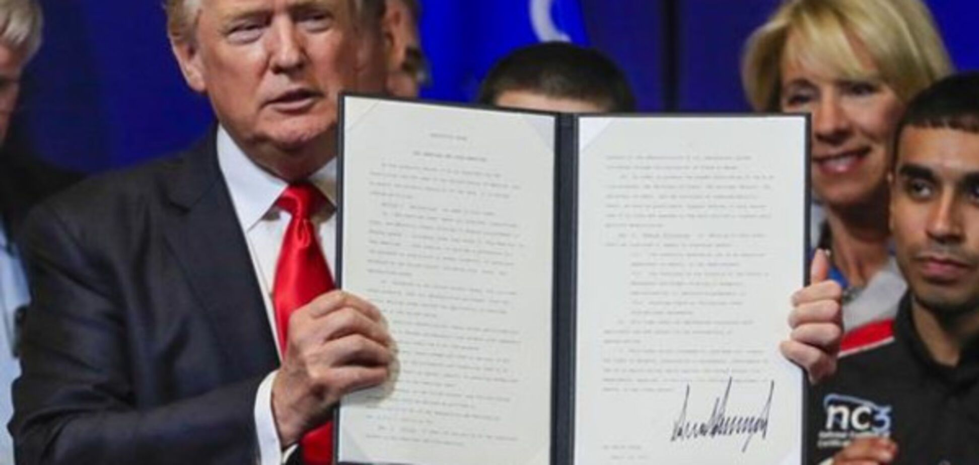Трамп підписав указ Купуй американське