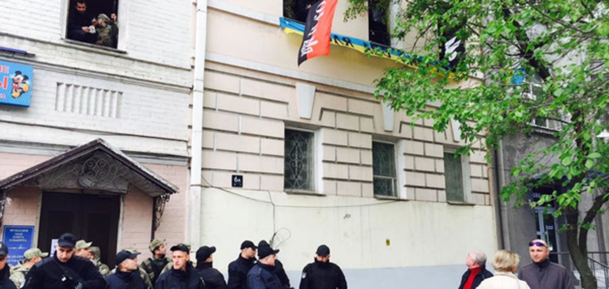 У центрі Києва штурмують штаб 'ОУН': ті кинули з вікна палаючий фаєр