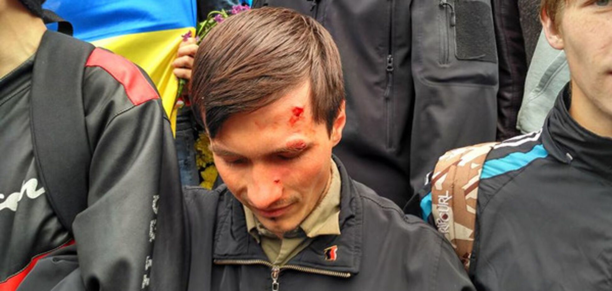 В Киеве парню крепко досталось за бандеровский флаг: опубликованы фото