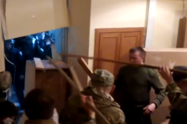 Драка с полицией в штабе «ОУН»