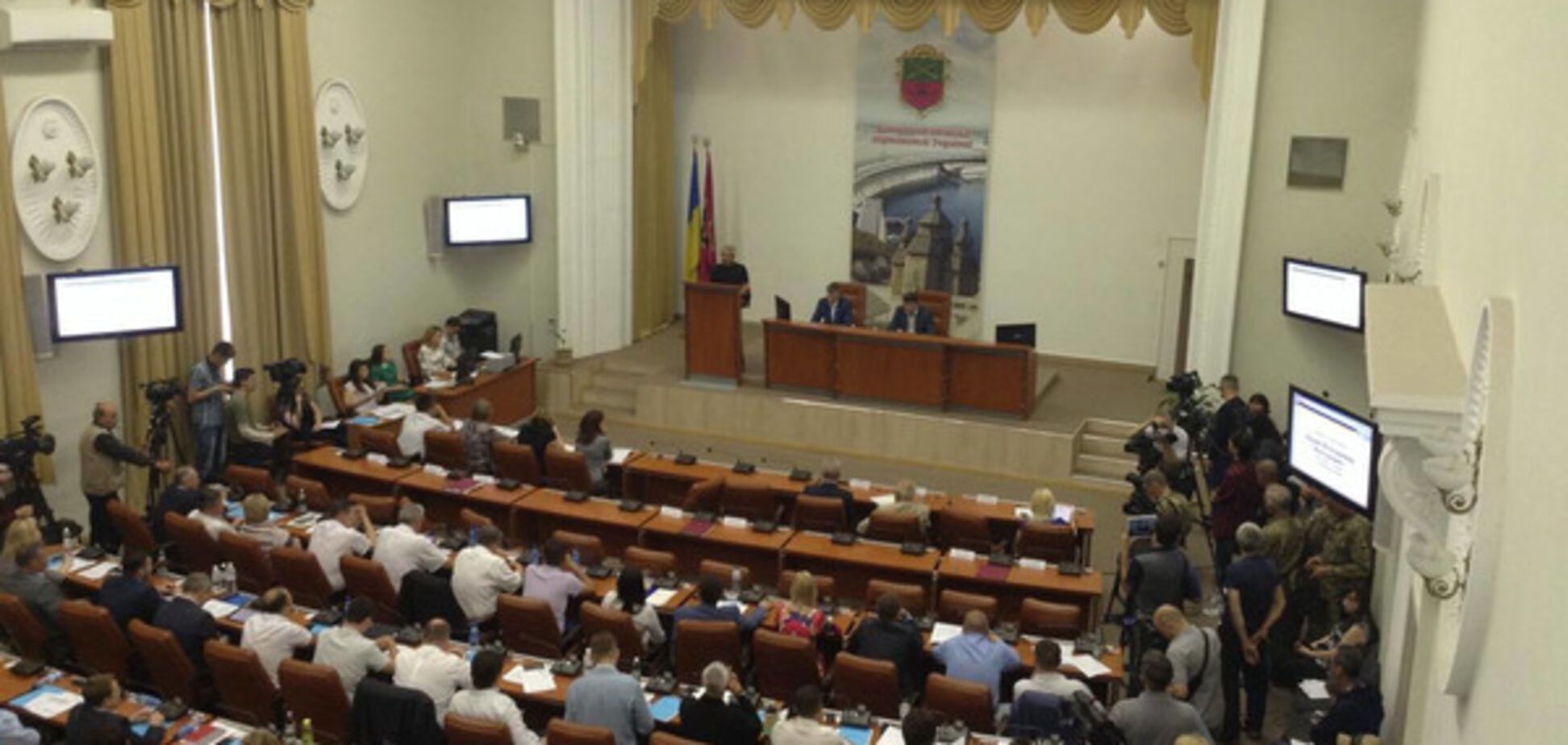 Возмущенные АТОшники и коррупция коммунальщиков: в Запорожском горсовете состоялась очередная сессия