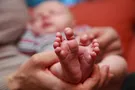 Конспирация не помогла: папарацци впервые сфотографировали мировую супермодель с ребенком