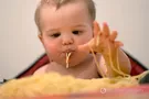 малыш кушает