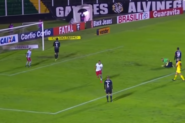 Бразильский вратарь шокировал неадекватным поступком после курьезнейшего гола с центра поля: опубликовано видео