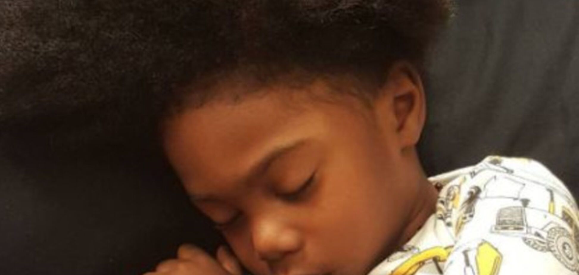 Папа больного мальчика приклеил себе трубку для кормления, чтобы поддержать сына