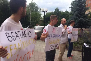 "Полиция саботирует работу!" Борцы с ворами песка устроили пикет под Киевом