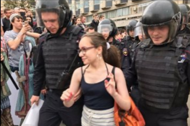 Уточки и девочки: появились фото и видео задержаний на митингах в России 