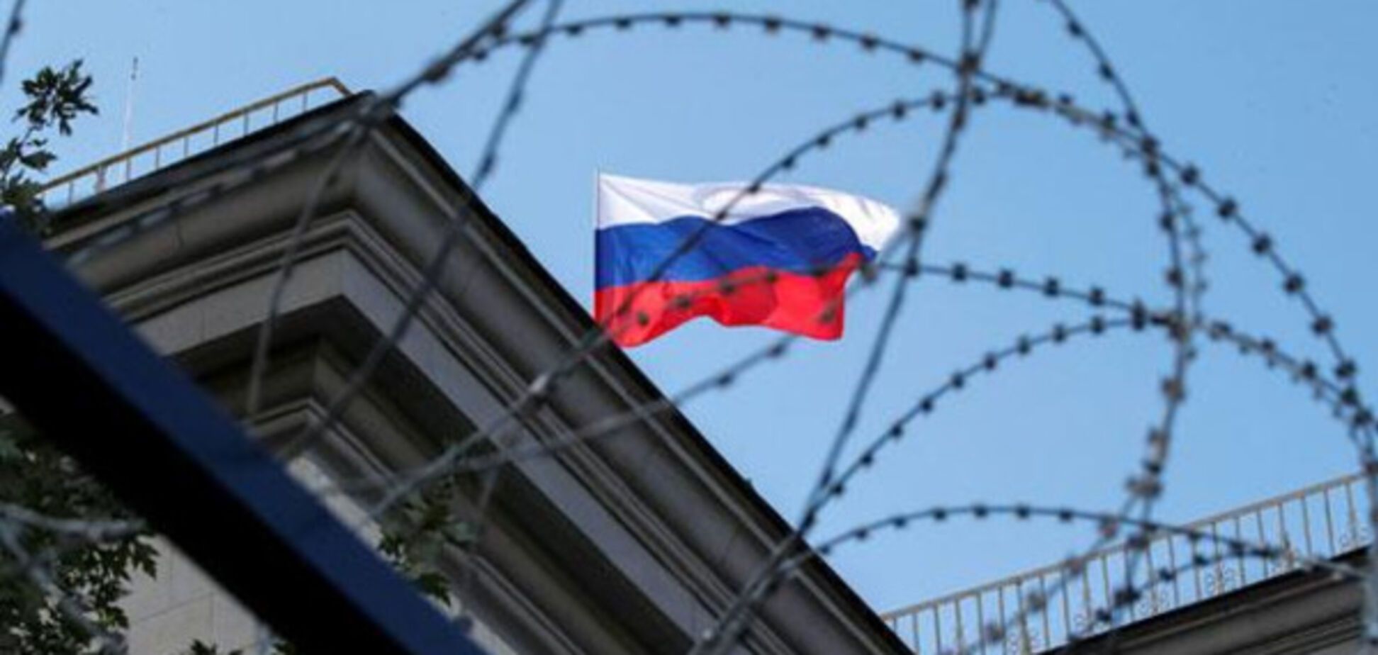 флаг России, колючая проволока