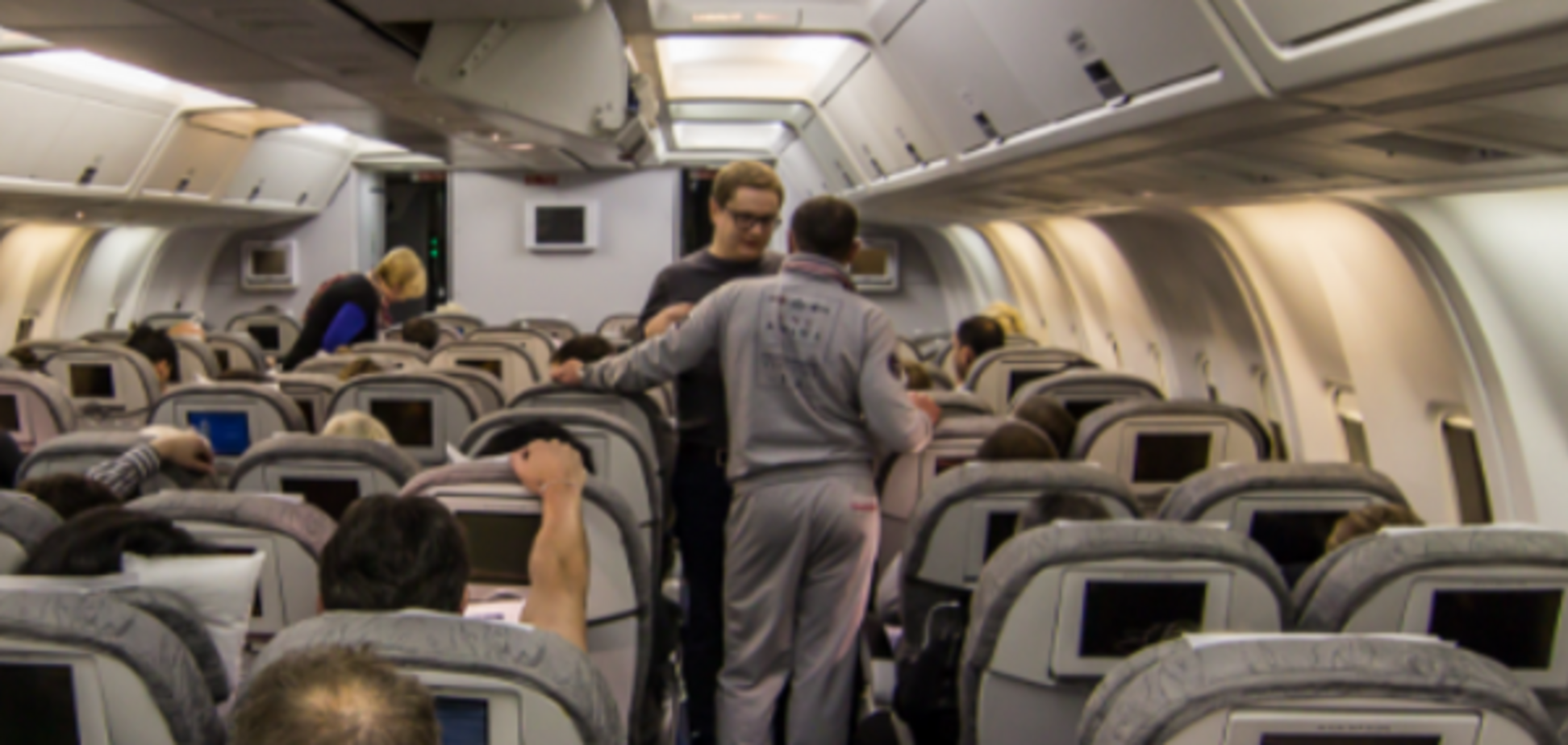 Китаянка открыла аварийный выход в самолете: опубликованы фото