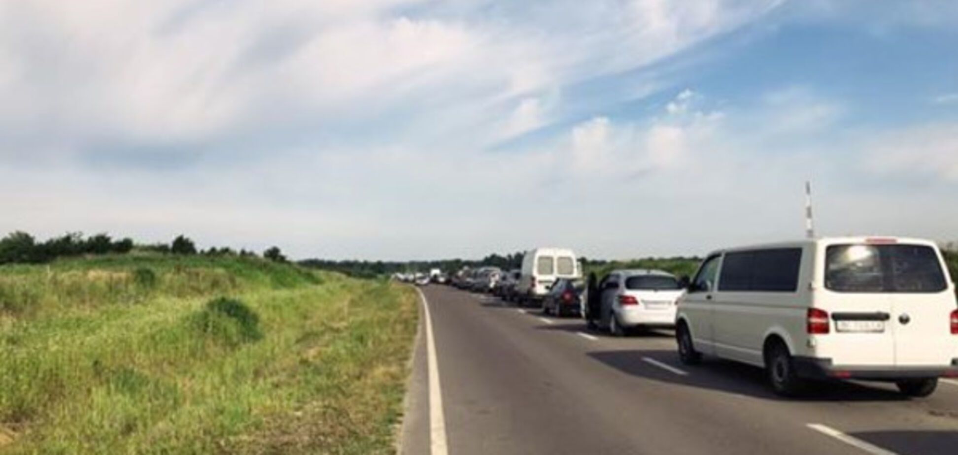 На границе Украины и Польши образовалась огромная очередь: появилось фото