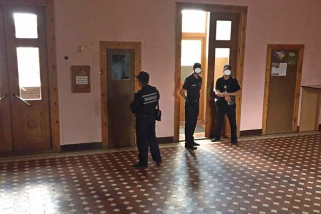 Из-за недостачи миллиона бюджетных средств прокуратура обыскивает бердянский горсовет (ФОТО)