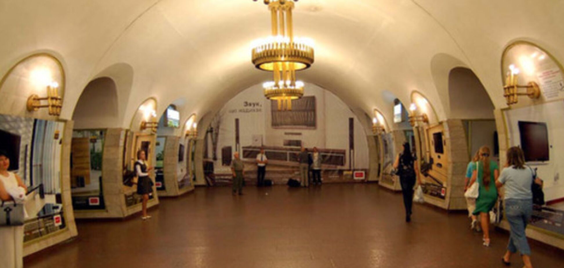 Трагедия в столичном метро: под поезд попал человек. Видеофакт