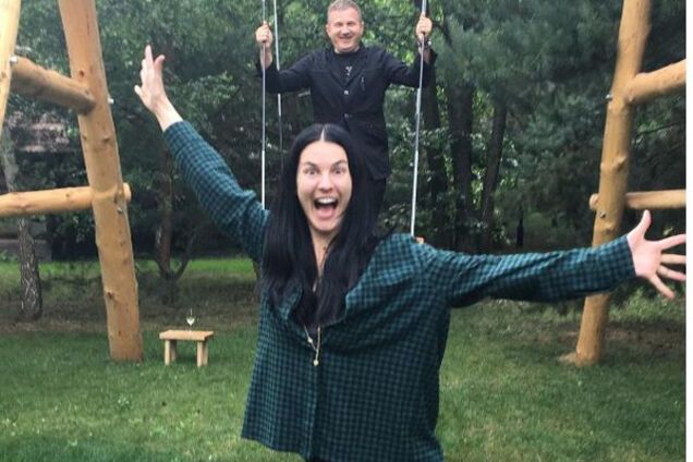 Ефросинина раскачала Осадчую: телеведущие побывали на деревенской тусовке