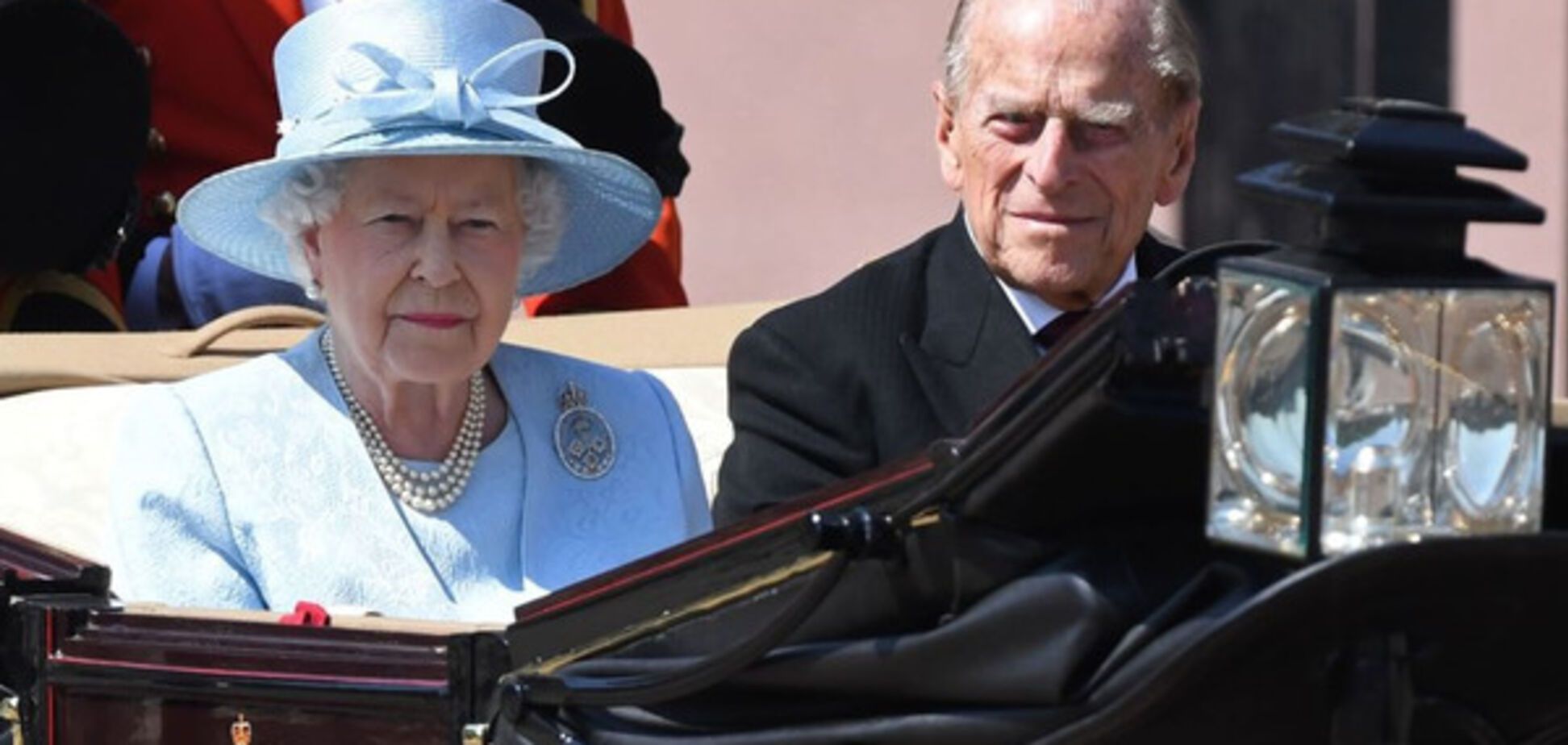 Мрачное настроение: в свой день рождения королева Елизавета вспомнила жертв теракта и пожара