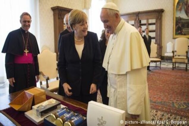 Меркель зустрілася з Папою Римським: 'Не зводити, а ламати стіни'