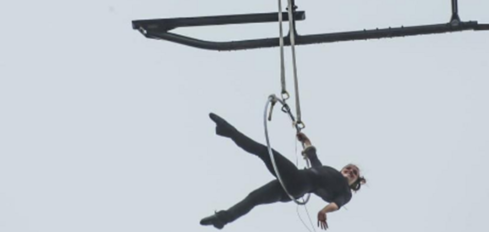 Акробатка выполнила сумасшедший трюк над Ниагарским водопадом: опубликовано видео