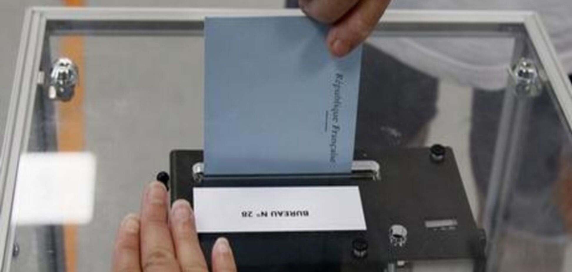 Другий тур парламентських виборів у Франції: явка поки низька