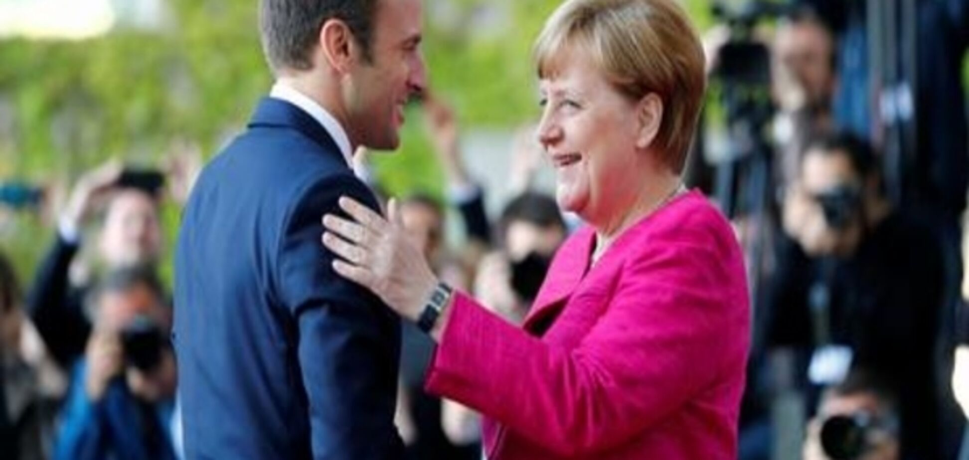 Меркель привітала Макрона з перемогою на парламентських виборах