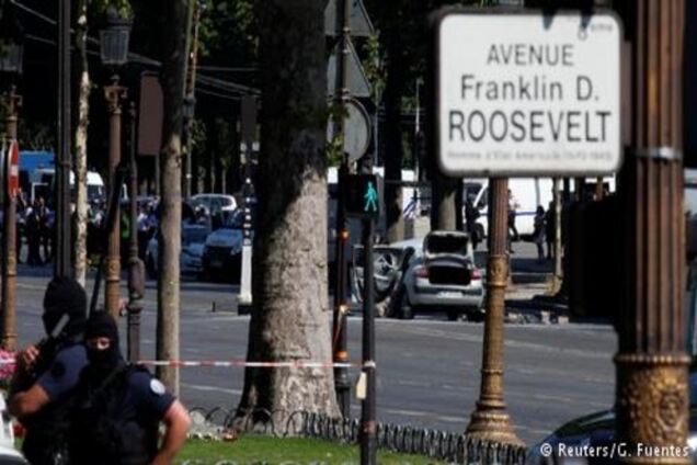 Нападник на поліцію у центрі Парижа загинув