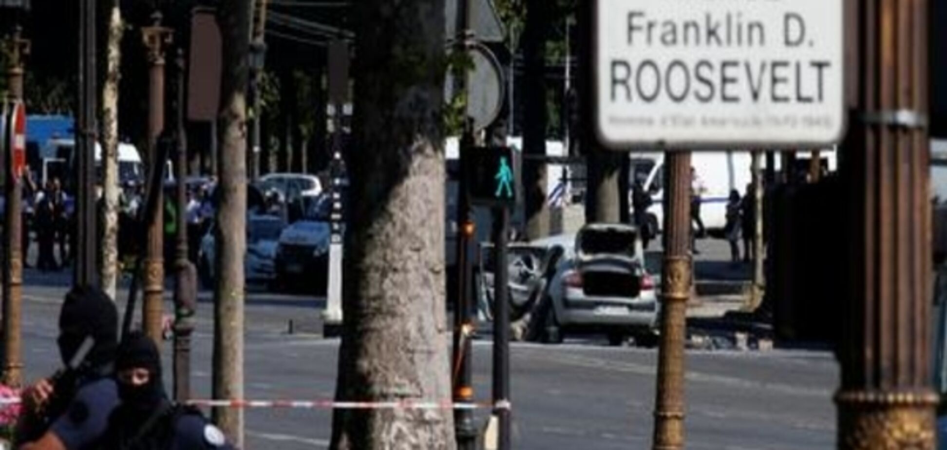 Нападник на поліцію у центрі Парижа загинув