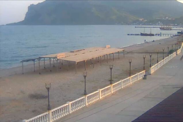 Пустой пляж Крым