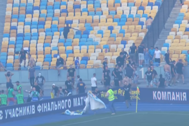 Фанаты-'наркоманы' устроили массовый беспредел на 'Олимпийском', жестоко побив воина АТО: видео драки