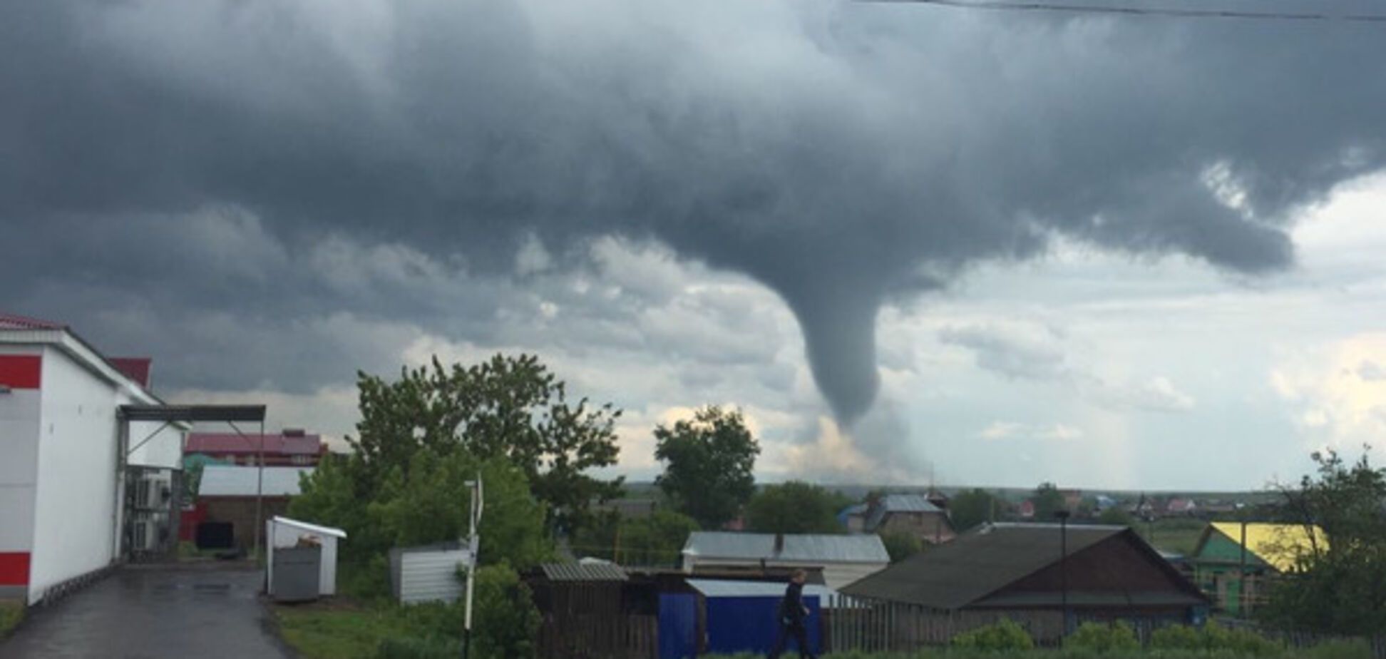 Переворачивал машины и срывал крыши: по России пронесся гигантский смерч. Опубликованы фото и видео