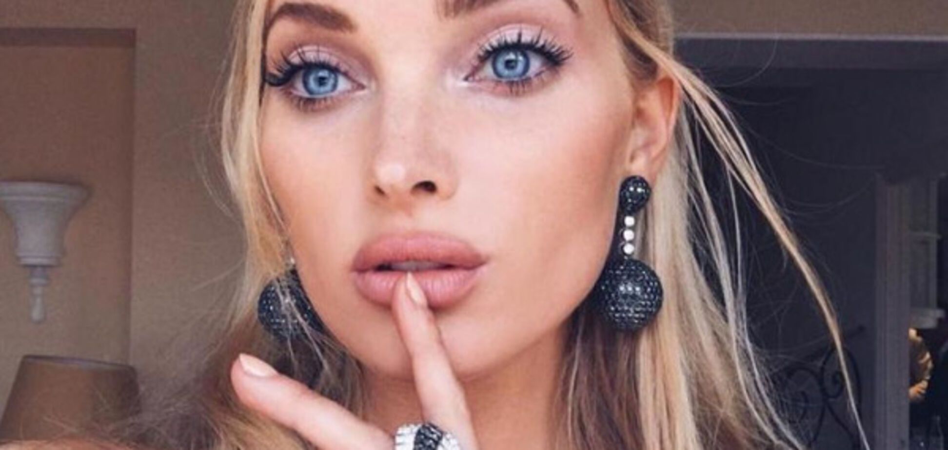 Голубоглазый ангел Victoria's Secret примерила на себя украшения 'мумии': опубликовано фото