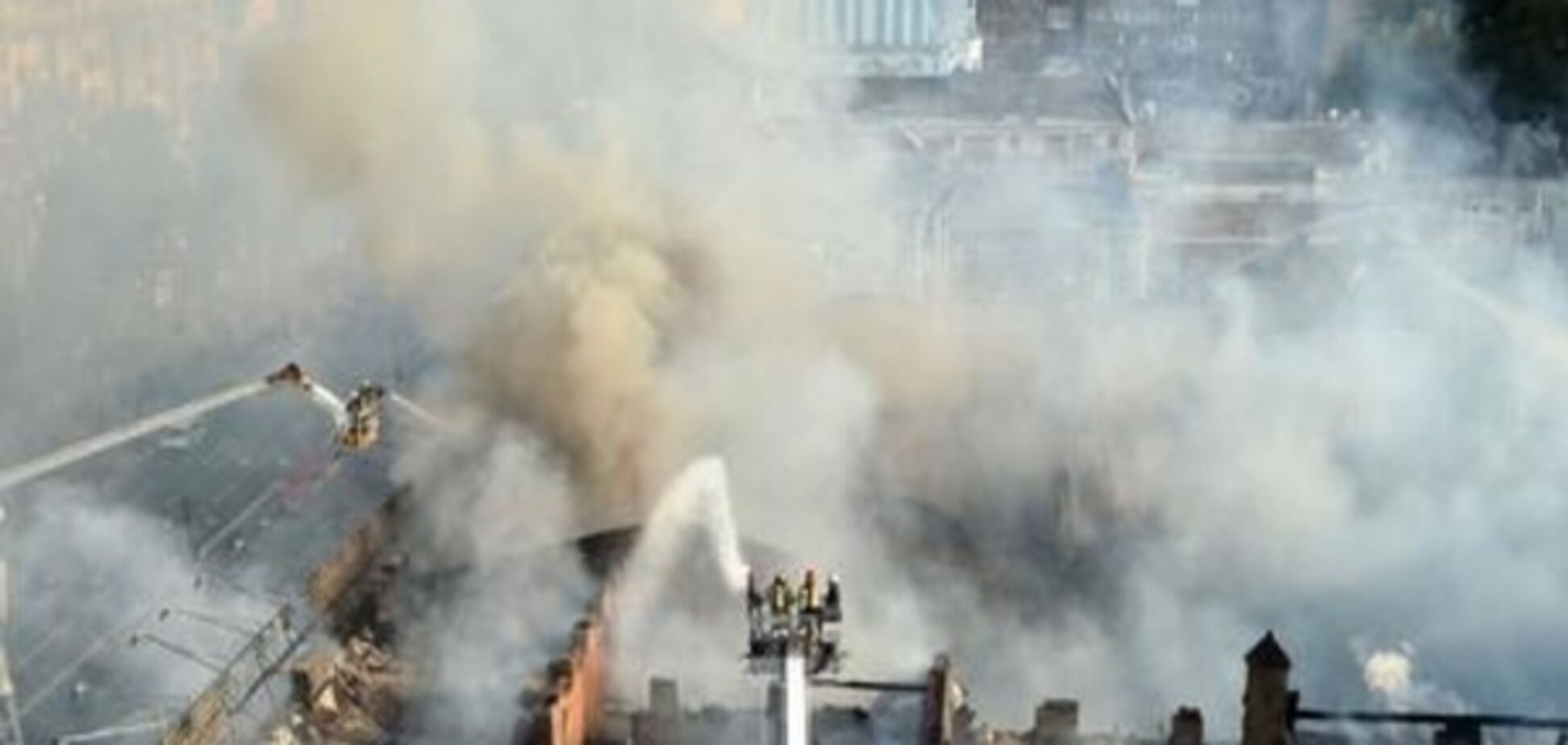 На Хрещатику горить будівля Центрального гастроному