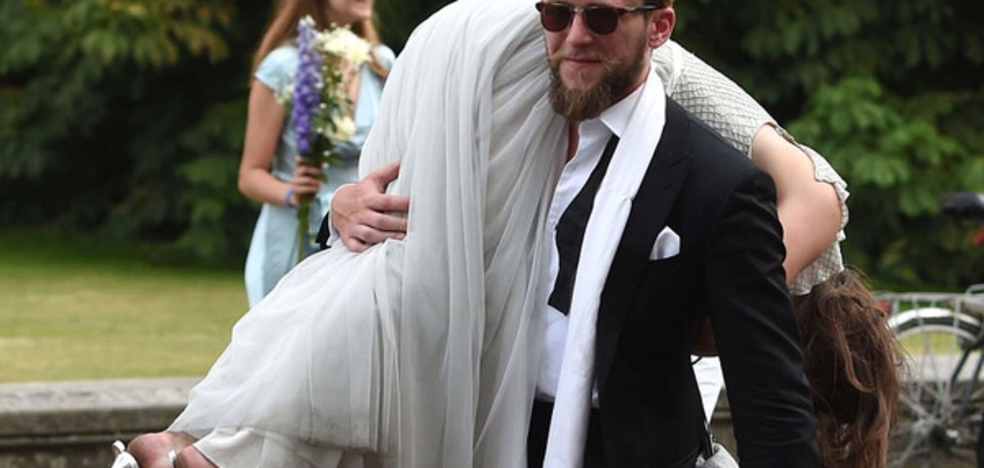 Голые и мокрые: как отгуляли выпускной кембриджские студенты