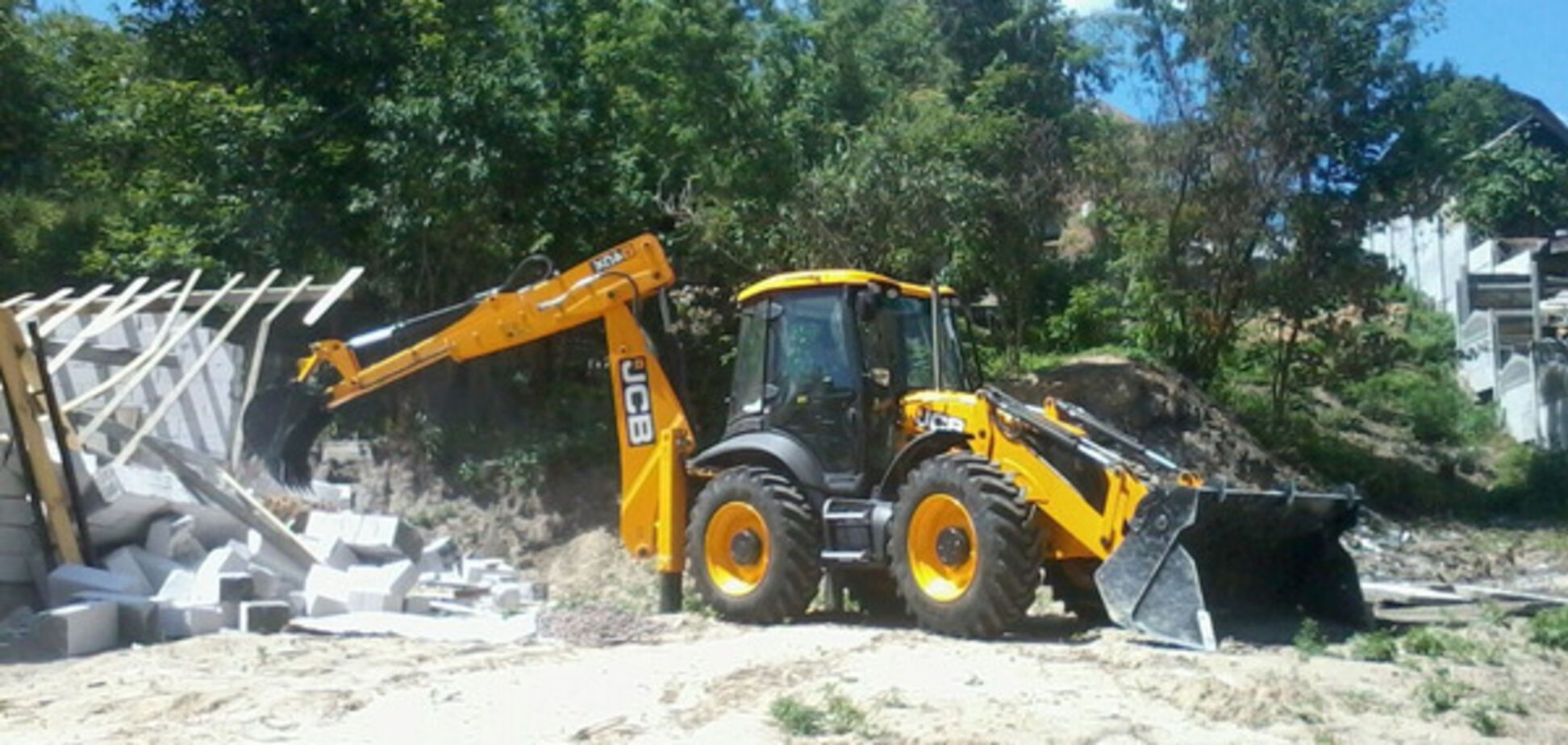 В Киеве нагло снесли жилой дом: полиция в 'глухой обороне'