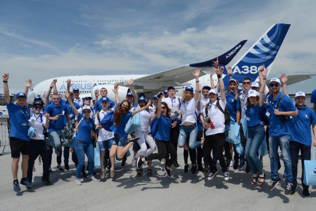 Украина - это звучит гордо: лучшие студенты страны посетили крупнейший авиасалон Ле Бурже