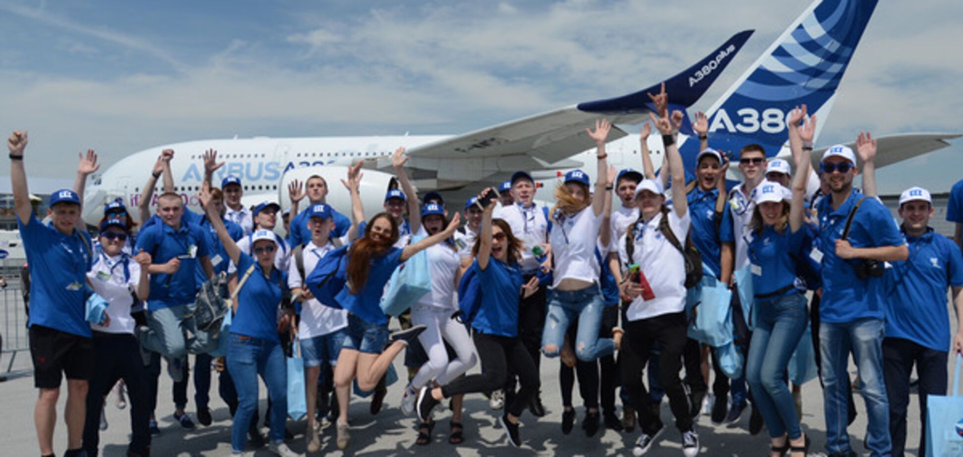 Украина - это звучит гордо: лучшие студенты страны посетили крупнейший авиасалон Ле Бурже