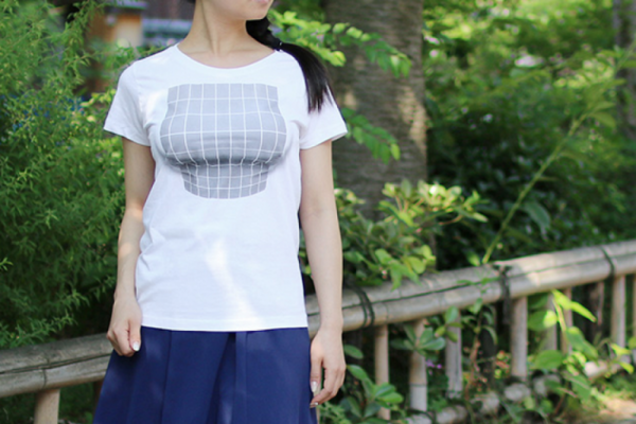 Третій розмір без пластики: в мережі показали футболку, яка збільшує груди