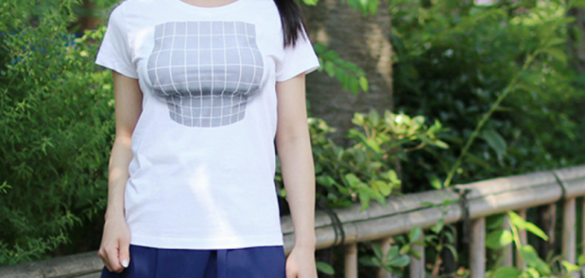 Третій розмір без пластики: в мережі показали футболку, яка збільшує груди