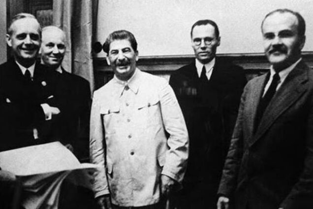 Риббентроп, Сталин, Молотов в Кремле 23 августа 1939 г.