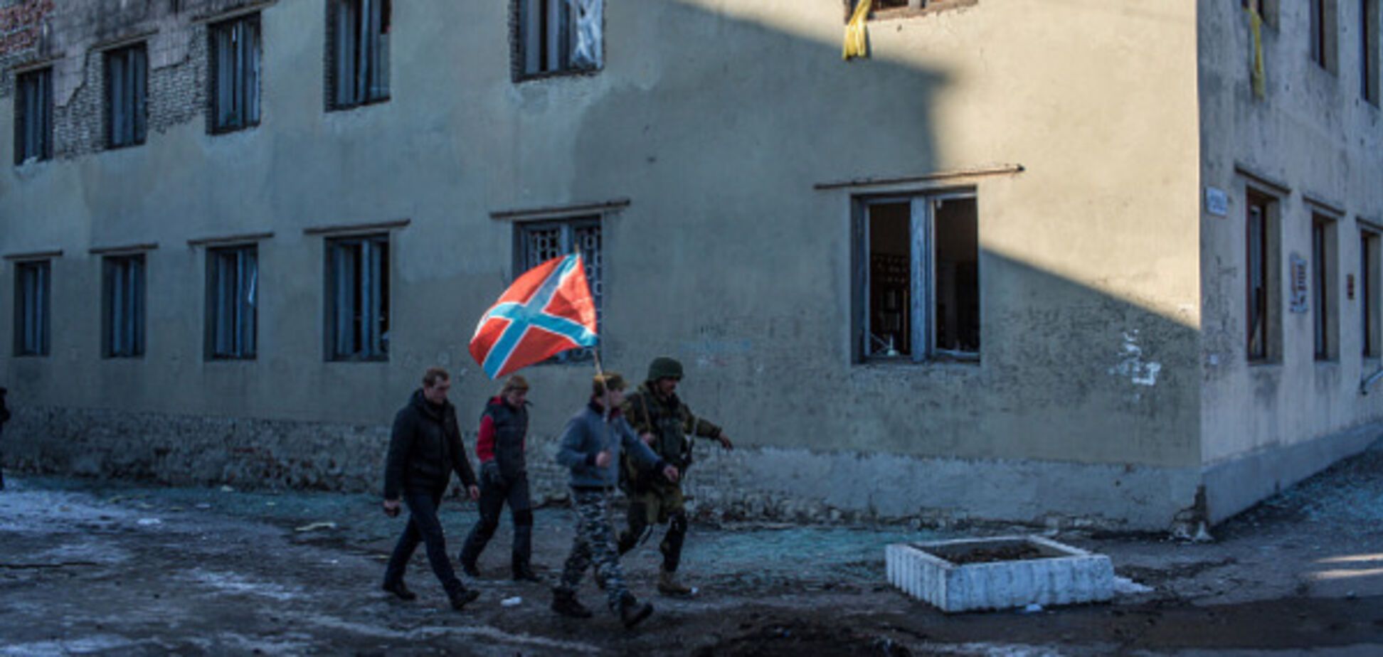 Террористы с флагом \'Новороссии\'