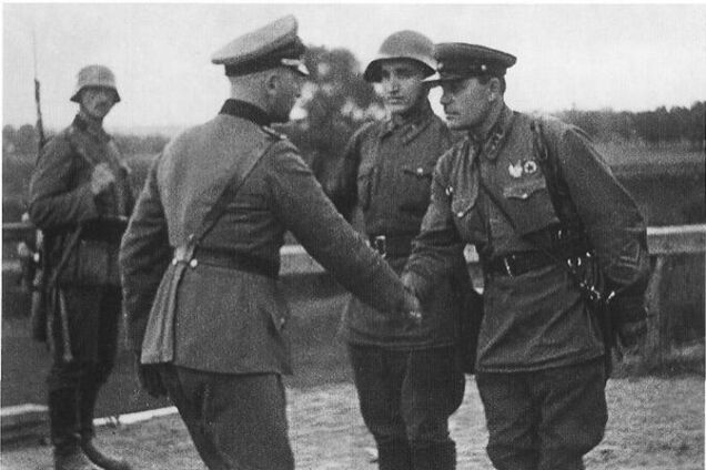 Радянські і німецькі солдати