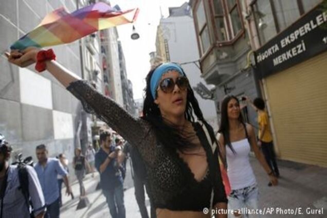 Стамбул: поліція застосувала гумові кулі для розгону забороненого гей-параду