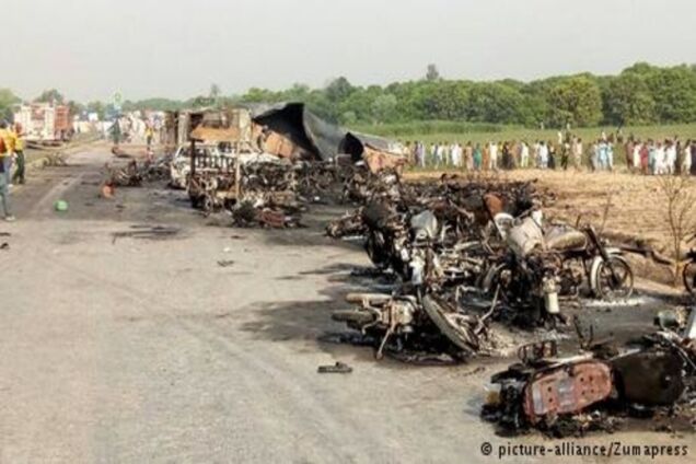 Число жертв вибуху автоцистерни у Пакистані зросло до 148 осіб