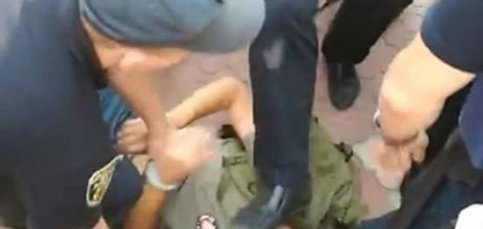 Потасовка из-за Савченко: в Николаеве патрульный ногой наступил на лицо добровольцу. Видеофакт